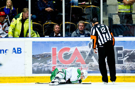 Rögles Jesper Williamsson blir liggandes