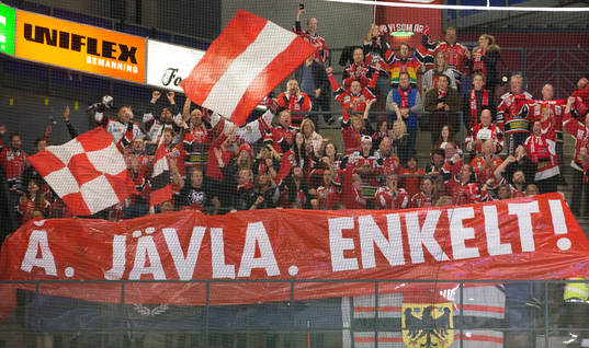 Örebros supporters på läktaren håller upp en banderoll