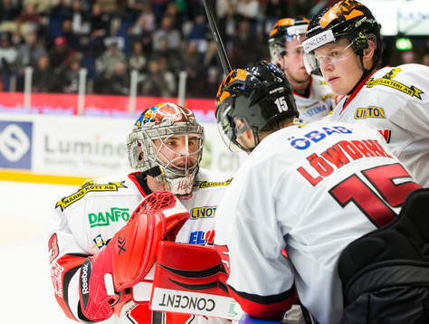 Örebros målvakt Julius Hudacek laddar