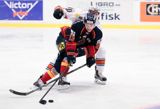 Djurgårdens Linus Hultström i kamp om pucken med Växjös