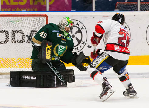 Örebros Greg Squires sätter straffen bakom Färjestads