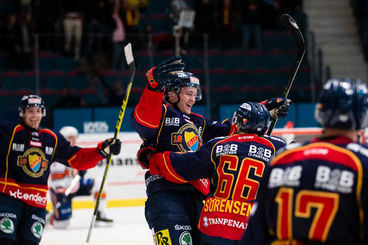 Djurgårdens Marcus Högström (m) gör 4-3 och gratuleras
