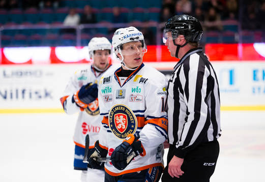 Växjös Richard Gynge diskuterar med linjedomaren