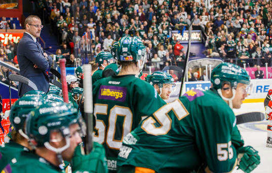 Färjestads tränare Tommy Samuelsson med sina spelare i
