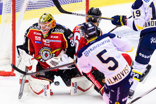 Luleås målvakt Joel Lassinantti räddar ett skott