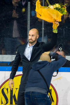 Robin Jonsson avtackades innan ishockeymatchen i SHL mellan