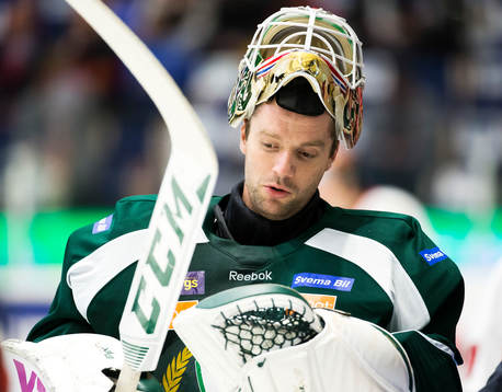 Färjestads målvakt Lars Haugen med mask i pannan