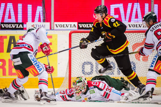 Brynäs Greg Scott hoppar över Frölundas målvakt Johan