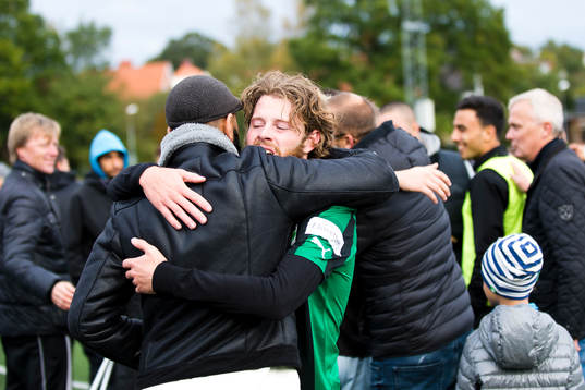 Högaborgs Jesper Lernesjö grattas av sin vän