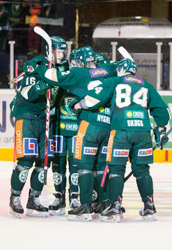 Färjestads Mikael Johansson (ej i bild) firar mål 2-1