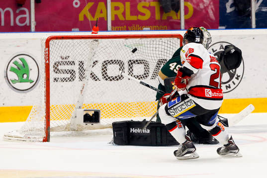 Örebros Greg Squires sätter sin straff bakom Färjestads