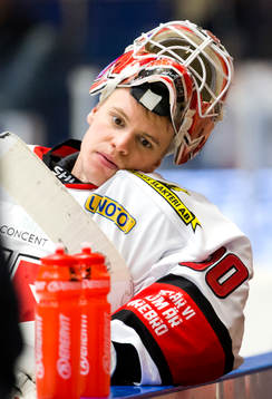 Örebros målvakt Henrik Lundberg med mask i pannan