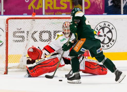 Örebros målvakt Julius Hudacek  räddar straffen som