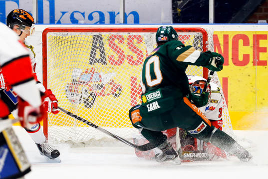 Färjestads Robbie Earl och Örebros målvakt Julius Hudacek