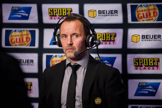 Brynäs tränare Thomas Berglund blir intervjuad