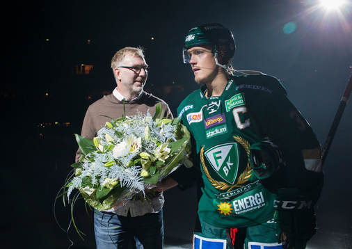 Förra Färjestadspelaren Peter Nordström uppvaktas av