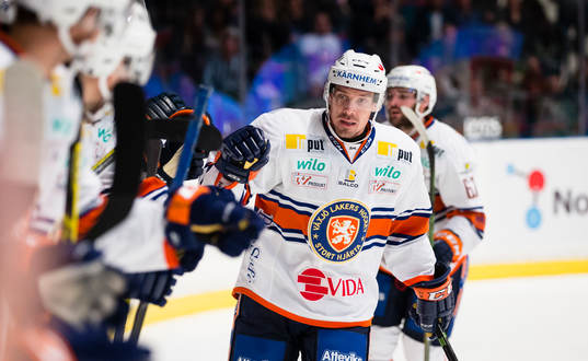 Växjös Teemu Laakso gör 1-2 och firar med lagkamrater