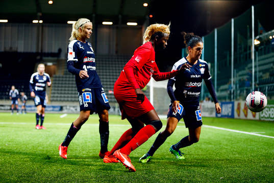 Linköpings Pernille Harder och Claudia Neto och