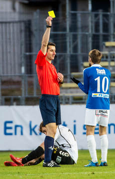 Trelleborgs Zoran Jovanovic får ett gult kort av domaren