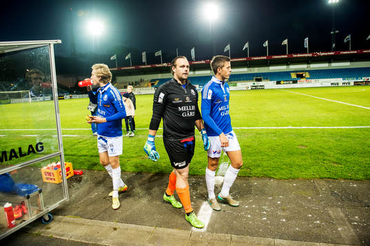 Trelleborgs Linus Fridolf, målvakt Fredrik Persson och