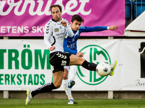 Oskarshamns Martin Torstensson i närkamp mot Trelleborgs