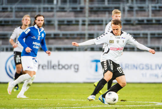 Oskarshamns Emil Dolk med bollen