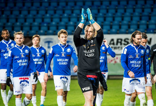 Trelleborgs målvakt Fredrik Persson jublar med