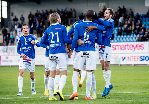 Trelleborgs Zoran Jovanovic jublar med lagkamraterna