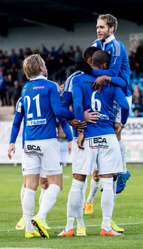 Trelleborgs Zoran Jovanovic jublar med lagkamraterna