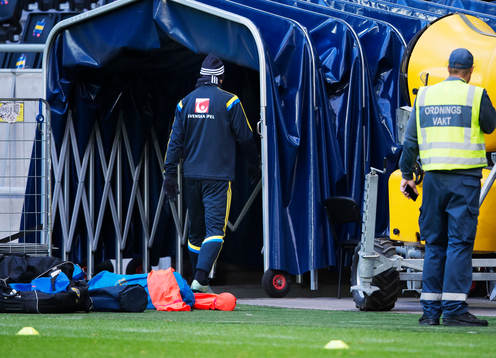 Zlatan Ibrahimovic lämnar träningen med Sveriges