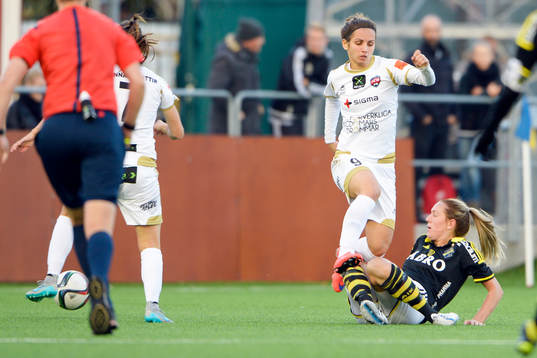 Rosengårds Natasa Andonova i en duell med AIKs Jennie