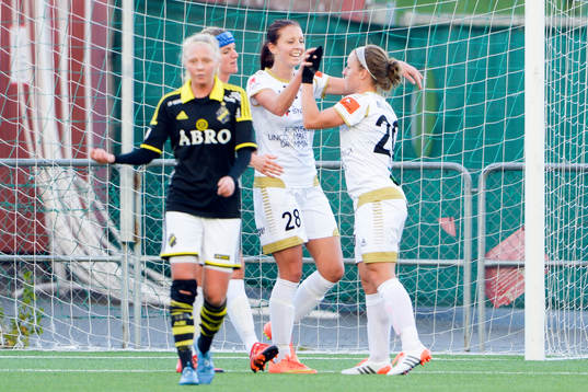 Rosengårds Malin Gunnarsson jublar och blir gratulerad av