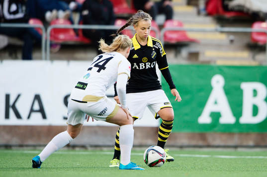 Rosengårds Ebba Wieder och AIKs Julia Zigiotti Olme i kamp