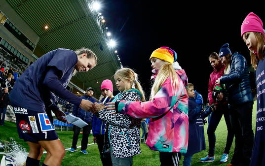 Linköpings Charlotte Rohlin skriver autografer