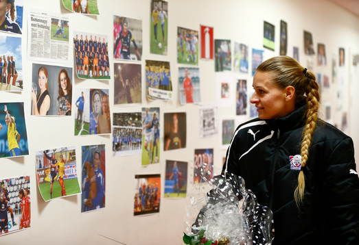 Linköpings Charlotte Rohlin beundrar bilder och