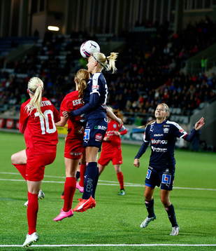 Linköpings Charlotte Rohlin ser Linköpings Pernille
