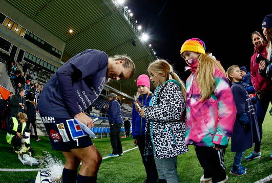 Linköpings Charlotte Rohlin skriver autografer