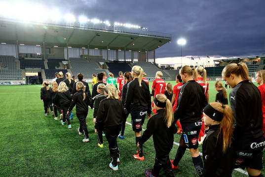Intåg till fotbollsmatchen i Damallsvenskan mellan