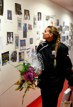 Linköpings Charlotte Rohlin beundrar bilder och