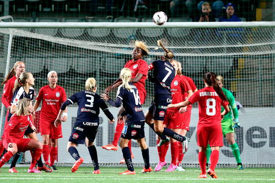 Eskilstunas Gaelle Enganamouit och Linköpings Charlotte