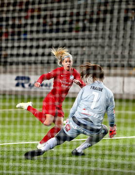 Eskilstunas Olivia Schough och Linköpings målvakt Katlynn