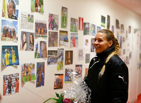 Linköpings Charlotte Rohlin beundrar bilder och