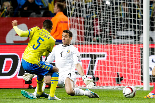 Sveriges Martin Olsson med målchans mot Moldaviens