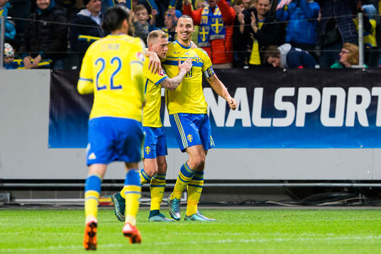 Sveriges Erkan Zengin och John Guidetti gratulerar Zlatan