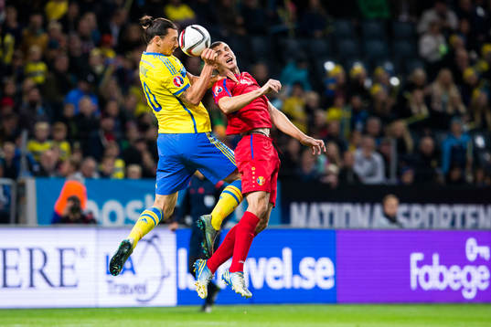 Sveriges Zlatan Ibrahimovic i en nickduell med Moldaviens