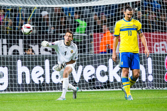 Moldaviens målvakt Ilie Cebanu och Sveriges Zlatan