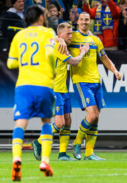 Sveriges Erkan Zengin och John Guidetti gratulerar Zlatan