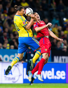 Sveriges Zlatan Ibrahimovic i en nickduell med Moldaviens