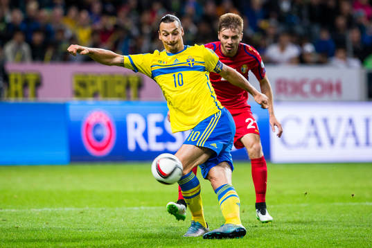 Sveriges Zlatan Ibrahimovic och Moldaviens Maxim Potirniche