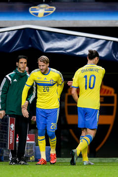 Sveriges Zlatan Ibrahimovic byts ut och in kommer Ola